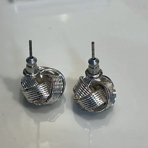Vintage silver tone metal knot pierced stud earrings - Picture 3 of 4
